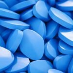 Modré tablety různých tvarů