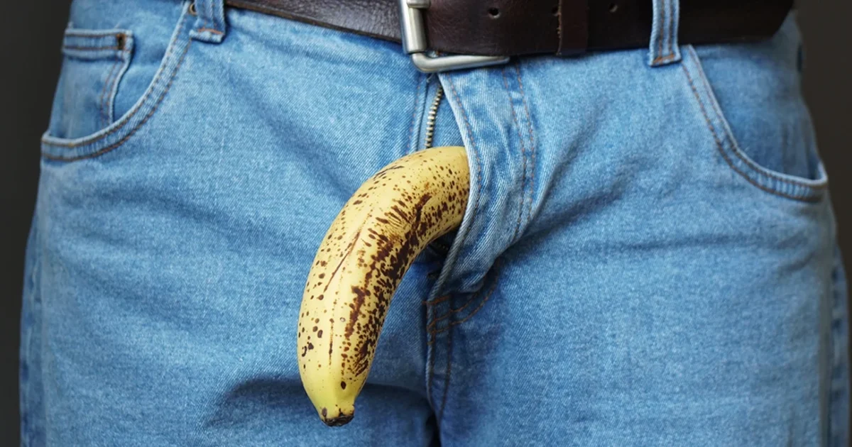 Banán v rozkroku džínů.